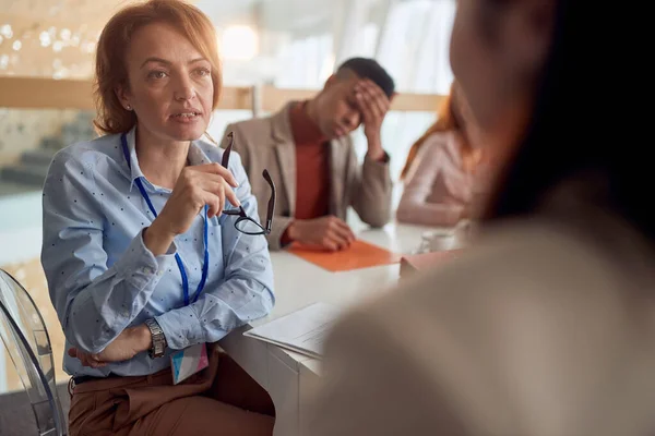 Caucasico Donna Capo Parlando Con Collega Con Attenzione Tenendo Gli — Foto Stock