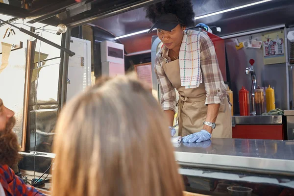 Joven Afroamericana Empleada Servicio Comida Rápida Anotando Orden Una Joven — Foto de Stock