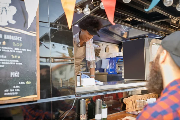 Joven Afro Americana Empleada Servicio Comida Rápida Anotando Orden Joven — Foto de Stock