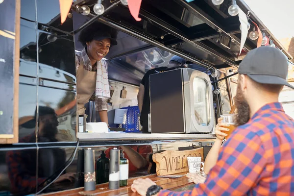 Joven Afro Americana Empleada Servicio Comida Rápida Teniendo Una Conversación —  Fotos de Stock