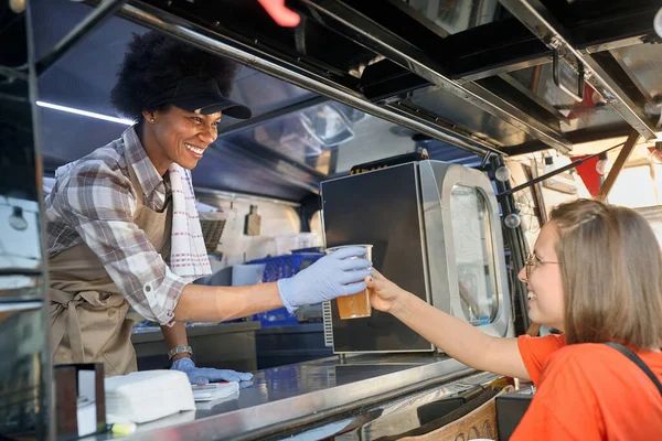 Joven Afroamericana Empleada Servicio Comida Rápida Dando Vaso Jugo Una — Foto de Stock