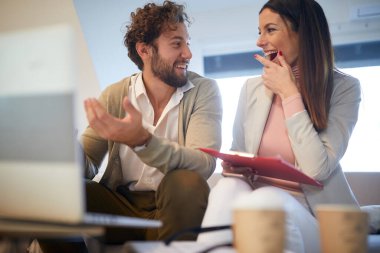Genç, yakışıklı bir iş adamı, bir apartman dairesinde, dostane bir atmosferde güzel bir iş arkadaşıyla konuşuyor. İş, toplantı, insanlar
