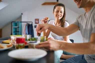 Genç aşıklar evlerinde rahat bir atmosferde kahvaltı yapmaya bayılırlar. Çift, ev, kahvaltı, birliktelik