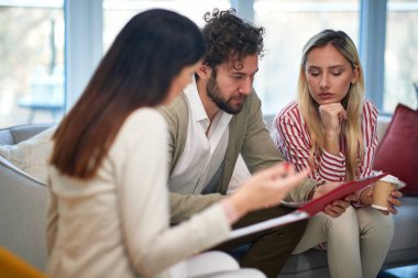 Rahatlamış bir atmosferde bir grup genç iş adamı belgelerden elde edilen önemli verileri tartışıyor. İnsanlar, iş, toplantı.