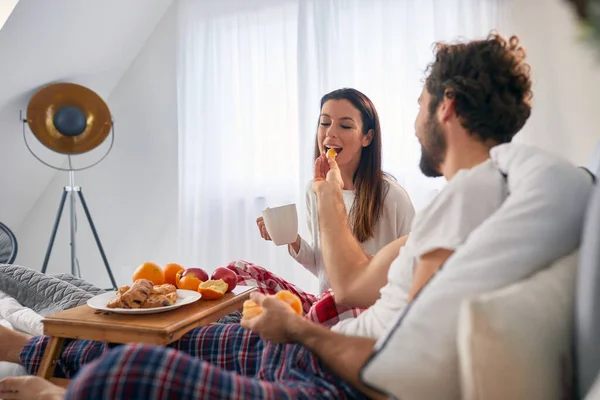 Young Girl Likes Fed Her Boyfriend Breakfast Bed Bedroom Love — Stock Photo, Image