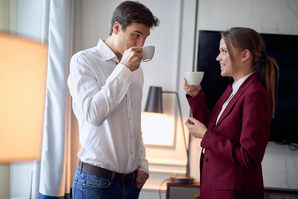 Pareja Joven Tomando Café Una Hermosa Mañana Habitación Del Hotel —  Fotos de Stock