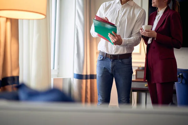 Jong Stel Een Prachtige Ochtend Hotelkamer Die Documenten Doorneemt Tijdens — Stockfoto