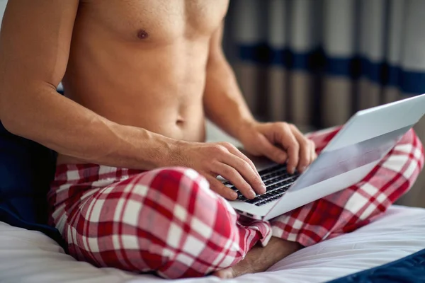 Topless Sexy Male Searching Porn Websites Bed — Stock Photo, Image