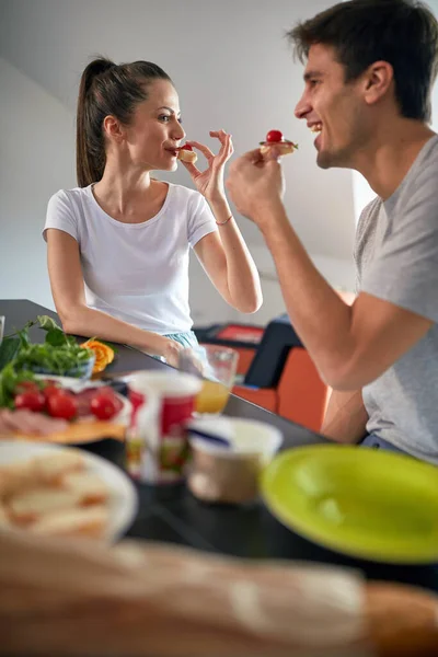 Jeune Couple Dégustant Petit Déjeuner Dans Une Ambiance Joyeuse Maison — Photo