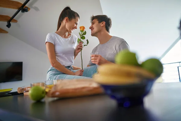 Young Guy Surprised His Girlfriend Flower Valentine Day Love Atmosphere — Stock Photo, Image