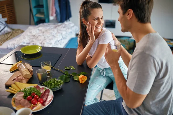 Een Jong Stel Een Romantisch Moment Een Ontbijt Een Ontspannen — Stockfoto