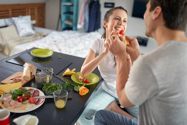 Young Couple Having Fun While Having Breakfast Cheerful Atmosphere Home — Stock Photo, Image