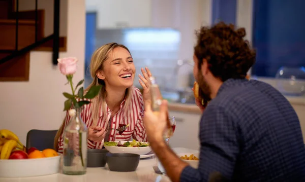 Jovem Casal Feliz Animado Para Almoçar Ambiente Descontraído Casa Juntos — Fotografia de Stock