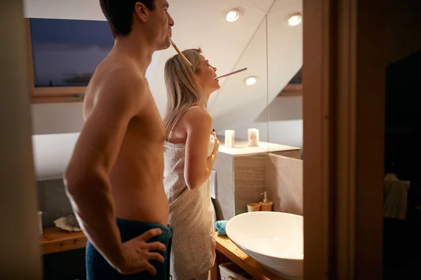 Una Joven Pareja Disfrutando Cepillarse Los Dientes Ambiente Alegre Baño —  Fotos de Stock