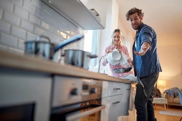 Glückliches Paar Posiert Für Ein Foto Und Erledigt Hausarbeit Fröhlicher — Stockfoto