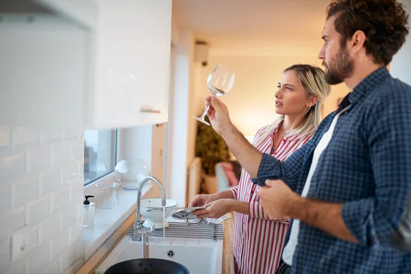 Einem Jungen Paar Der Küche Gefällt Die Sauberkeit Des Geschirrs — Stockfoto
