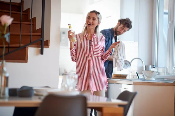 Jeune Couple Dans Partage Des Travaux Ménagers Par Une Belle — Photo