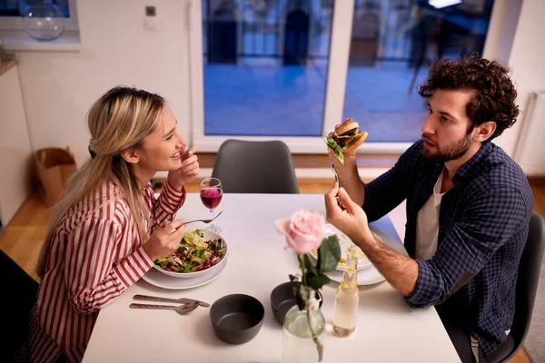 Jeune Couple Dégustant Repas Dans Une Atmosphère Détendue Ensemble Maison — Photo