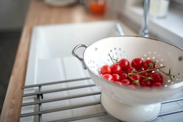 Vaskede Søte Ferske Kirsebærtomater Til Salat Colander Grønnsaker Kjøkken Hjem – stockfoto