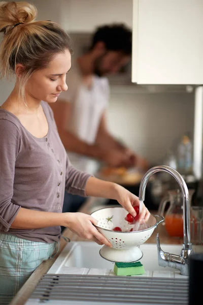 Evde Rahat Bir Atmosferde Yemek Hazırlayan Genç Bir Çift Mutfak — Stok fotoğraf
