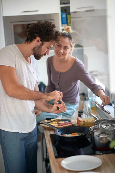 Ein Junger Mann Liebt Das Essen Für Seine Freundin Heimischer — Stockfoto