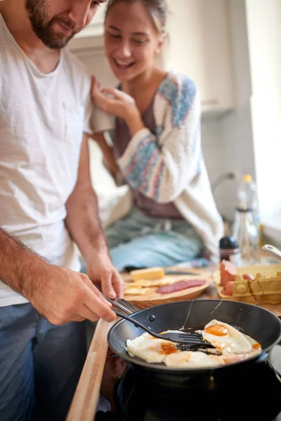 Uma Jovem Gosta Café Manhã Preparado Pelo Namorado Uma Bela — Fotografia de Stock