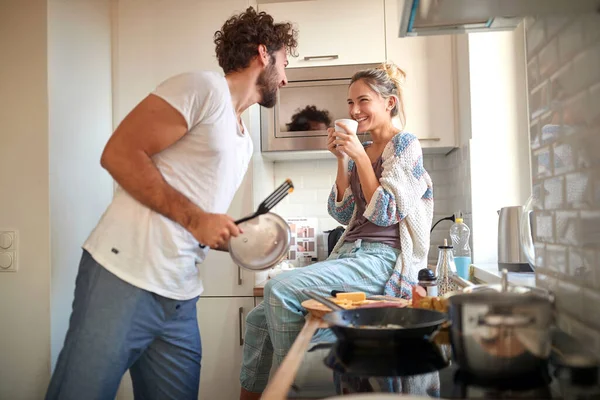 Jovem Casal Apaixonado Divertindo Enquanto Prepara Café Manhã Juntos Uma — Fotografia de Stock