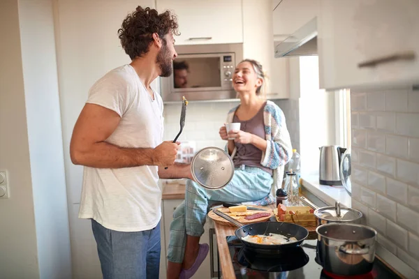Una Joven Pareja Enamorada Divertirse Mientras Preparan Desayuno Juntos Una —  Fotos de Stock
