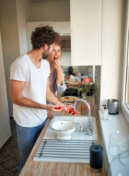 Una Giovane Coppia Che Prepara Insalata Pomodorini Freschi Una Bella — Foto Stock