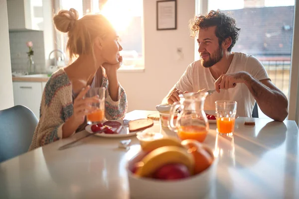 Una Joven Pareja Enamorada Tener Momentos Románticos Mientras Desayuna Casa — Foto de Stock