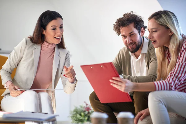 Grupo Jóvenes Empresarios Ambiente Relajado Una Reunión Discutiendo Plan Negocios — Foto de Stock