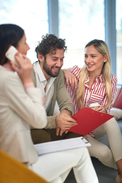 Grupo Jovens Empresários Uma Reunião Ambiente Amigável Conversando Uma Pausa — Fotografia de Stock