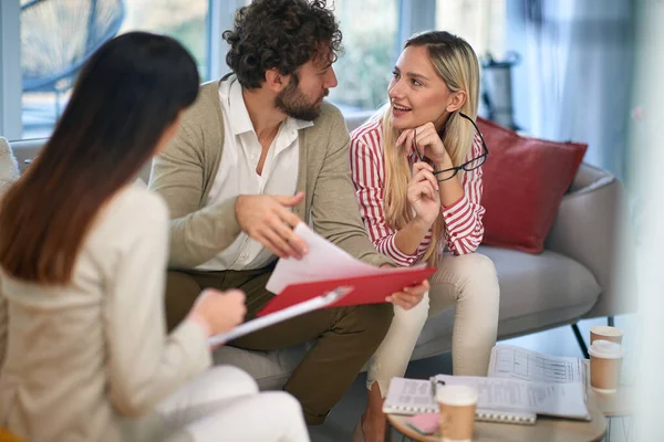 Grupo Jóvenes Empresarios Una Reunión Ambiente Relajado Discutiendo Planes Para — Foto de Stock