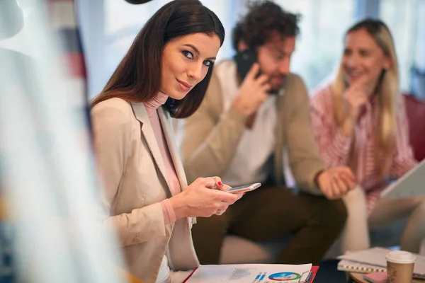 Una Joven Mujer Negocios Hermosa Ingenio Teléfono Inteligente Posando Para — Foto de Stock