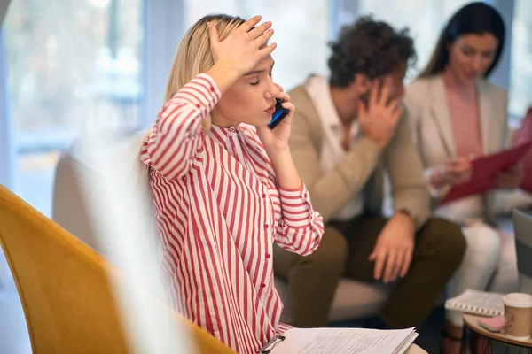 Een Jonge Mooie Zakenvrouw Een Vergadering Een Ontspannen Sfeer Met — Stockfoto