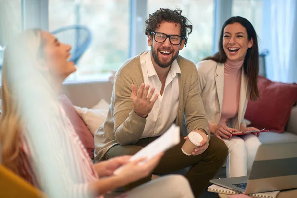 Grupo Jóvenes Empresarios Una Reunión Ambiente Relajado Riéndose Chistes Descanso — Foto de Stock