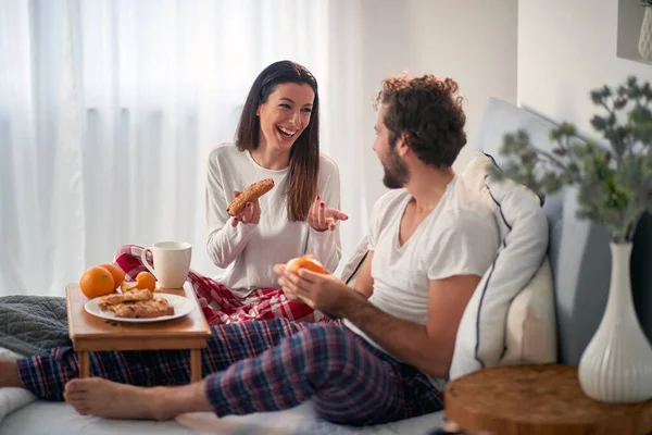 Jovem Casal Conversando Enquanto Toma Café Manhã Cama Seu Quarto — Fotografia de Stock