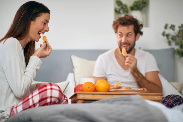 Una Joven Pareja Encantan Las Naranjas Para Desayunar Cama Dormitorio — Foto de Stock