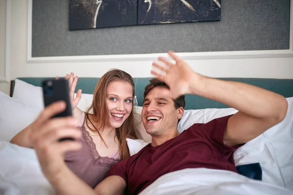 Młoda Para Łóżku Pokoju Hotelowym Ciesząca Się Robieniem Selfie Piękny — Zdjęcie stockowe