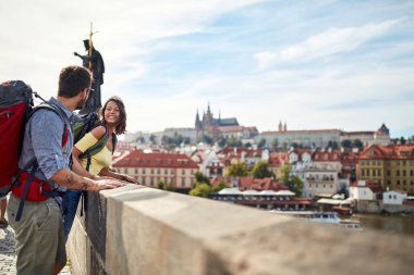 Prag 'ı gezen turist çifti; gezgin yaşam tarzı