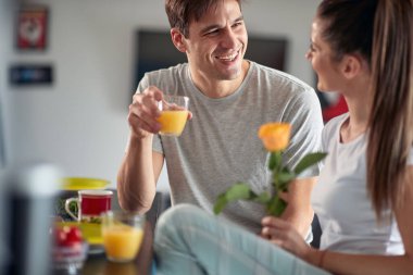 Sevgililer gününde neşeli bir atmosferde romantik anlarda genç bir çift. Çift, aşk, kahvaltı, birlikte