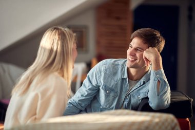 Romantik anlarda, evde rahat bir ortamda genç bir çift. Çift, ilişki, ev, birlikte