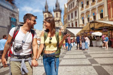 Prag 'ı gezen turist çifti; gezgin yaşam tarzı