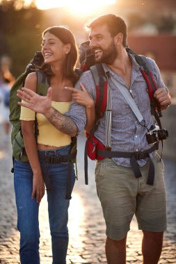 Prag 'ı gezen turist çifti; gezgin yaşam tarzı