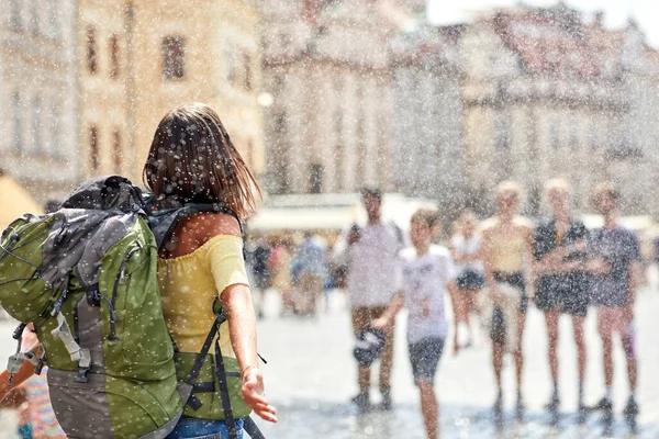 Kvinnlig Resenär Njuter Sommarplask Prag — Stockfoto