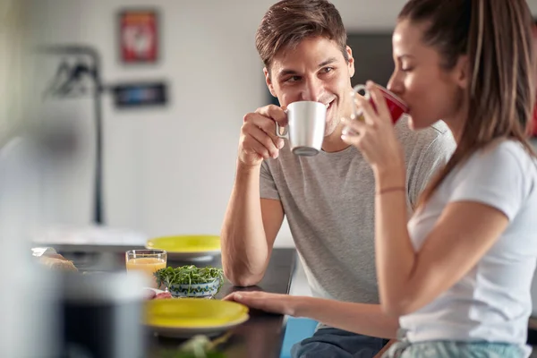Ein Junges Paar Trinkt Vor Dem Frühstück Einen Kaffee Entspannter — Stockfoto
