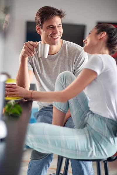 Jovem Casal Apaixonado Conversando Desfrutando Café Antes Café Manhã Ambiente — Fotografia de Stock