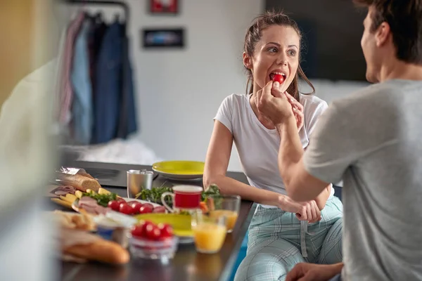 Uma Jovem Menina Feliz Alimentando Por Seu Namorado Uma Atmosfera — Fotografia de Stock