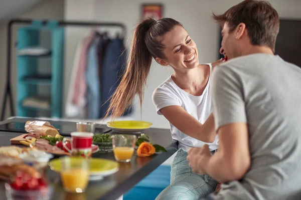 Uma Jovem Menina Feliz Alimentando Seu Namorado Café Manhã Ambiente — Fotografia de Stock