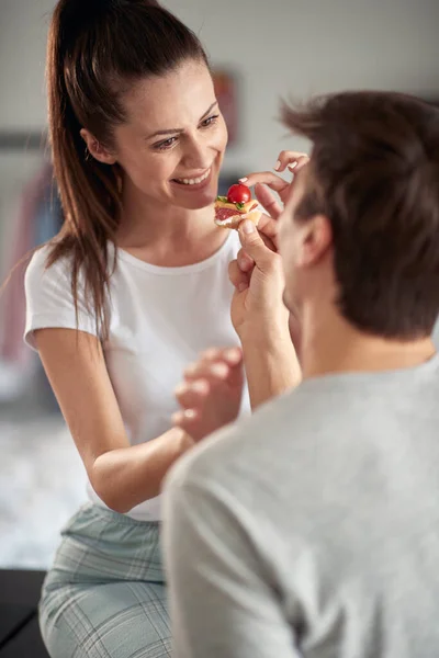 Jovem Casal Desfruta Brincar Com Comida Durante Café Manhã Ambiente — Fotografia de Stock